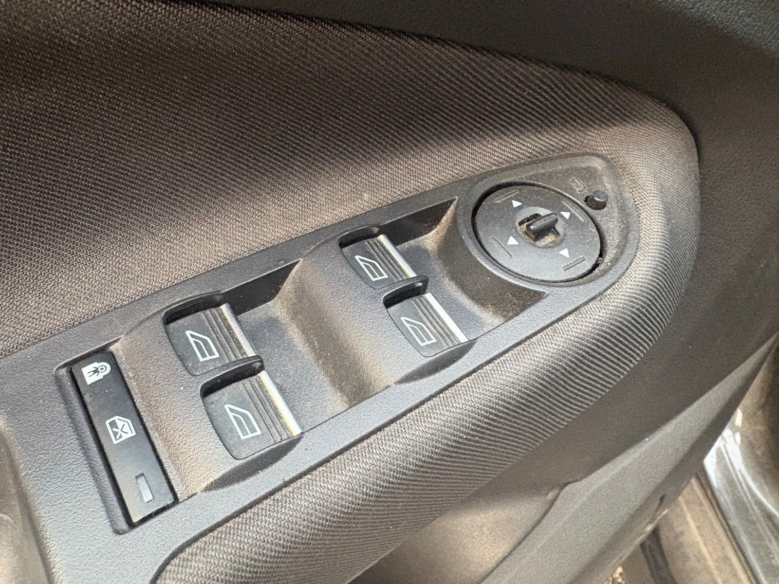 Grå Ford C-MAX fra 2017