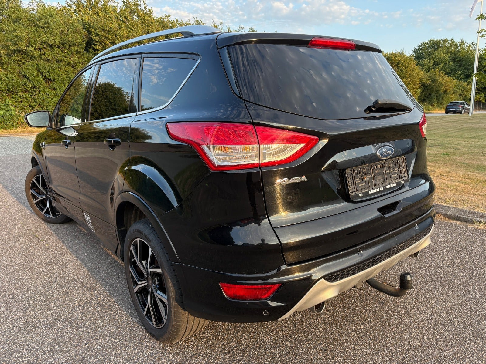 Sort Ford Kuga fra 2017