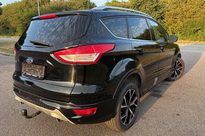 Sort Ford Kuga fra 2017