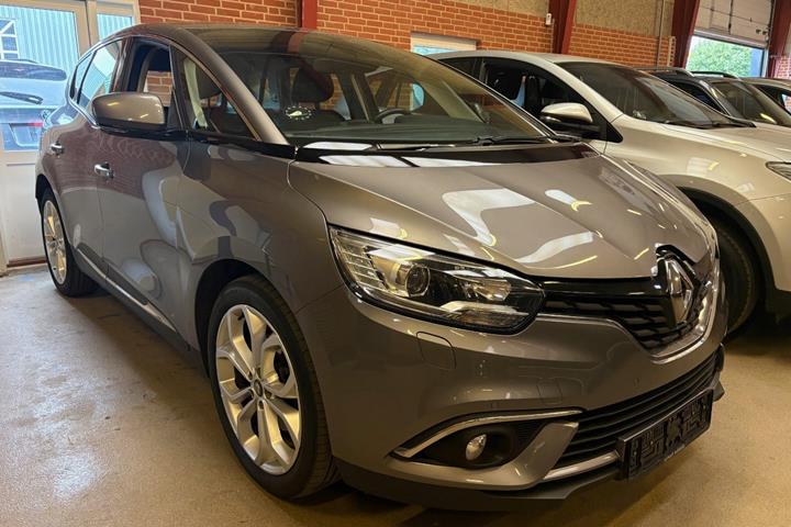 Grå Renault Grand Scenic IV fra 2019 set udefra
