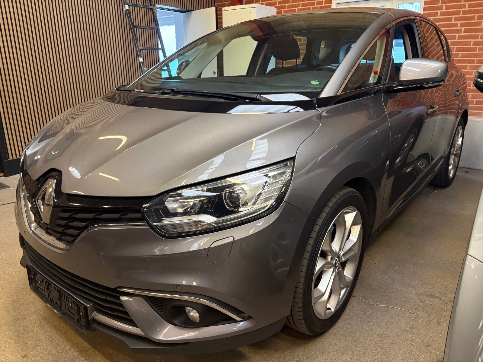 Grå Renault Grand Scenic IV fra 2019
