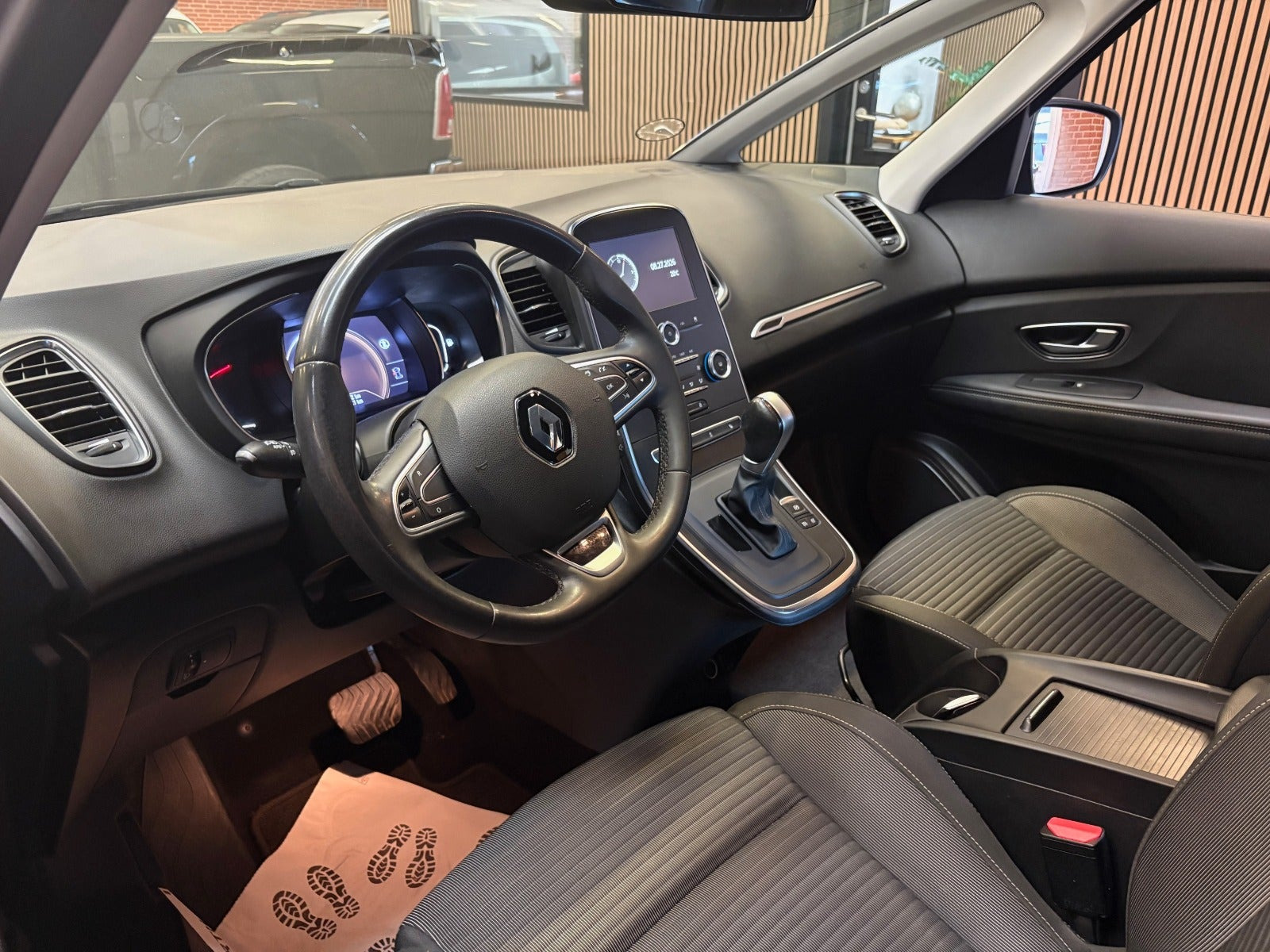 Grå Renault Grand Scenic IV fra 2019