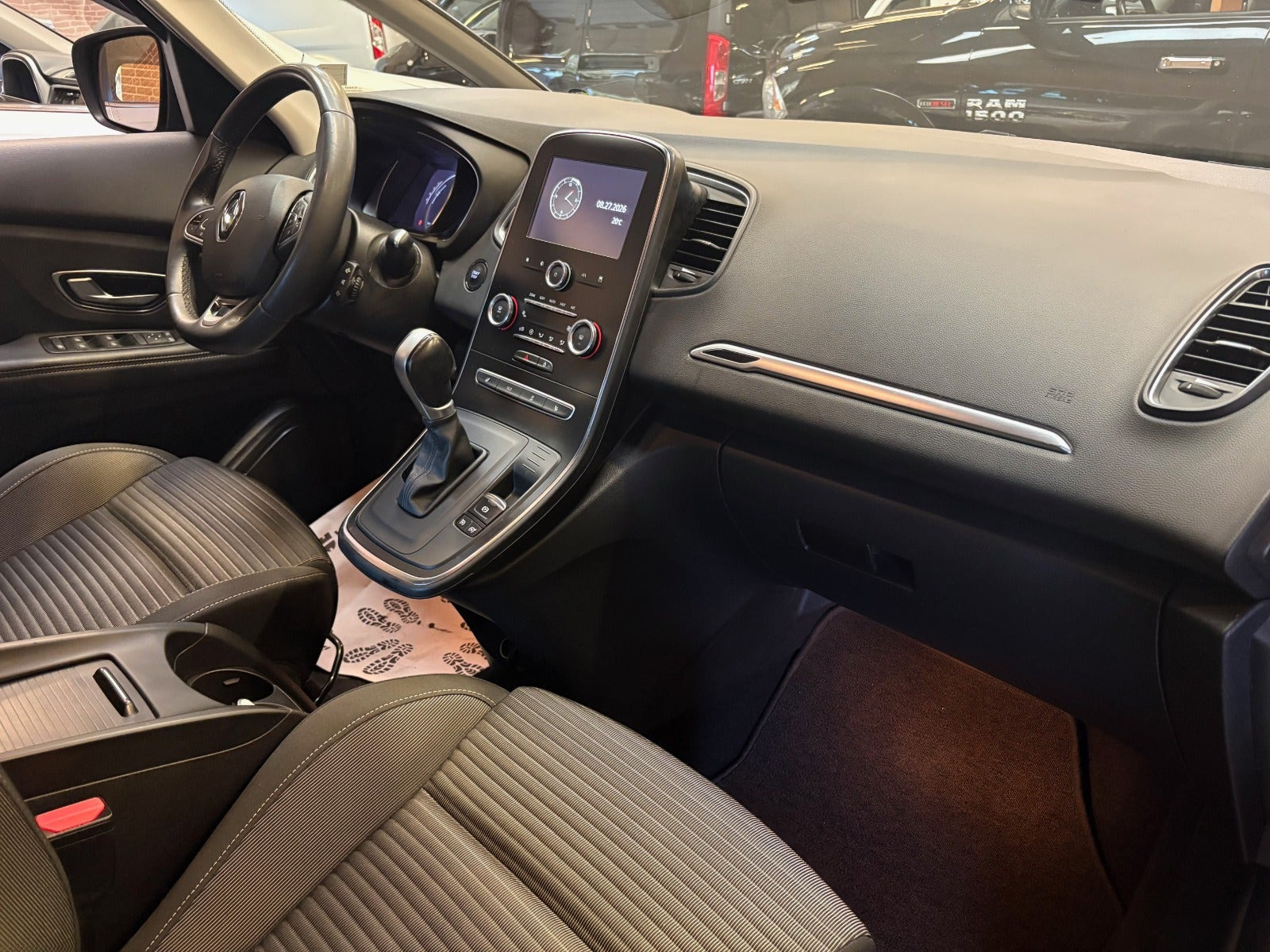 Grå Renault Grand Scenic IV fra 2019