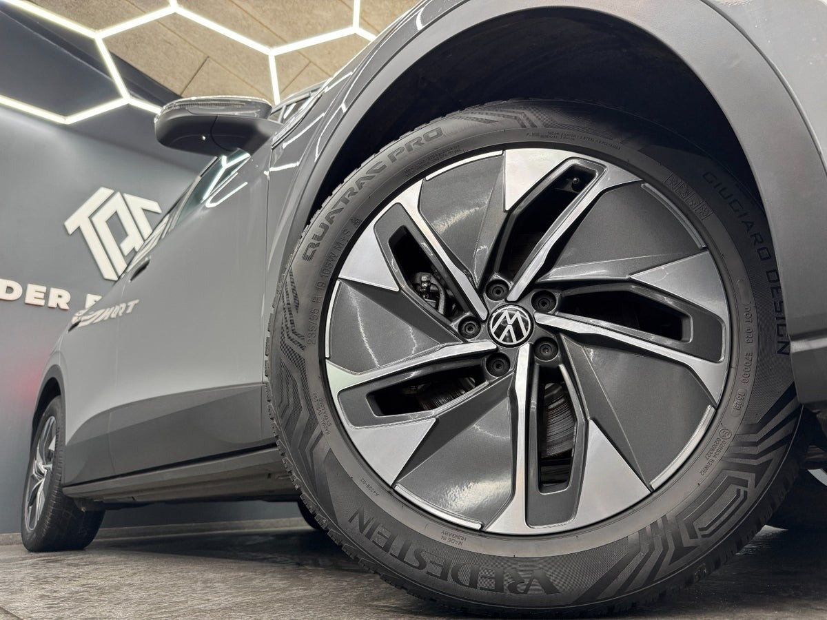 Grå VW ID.4 fra 2021