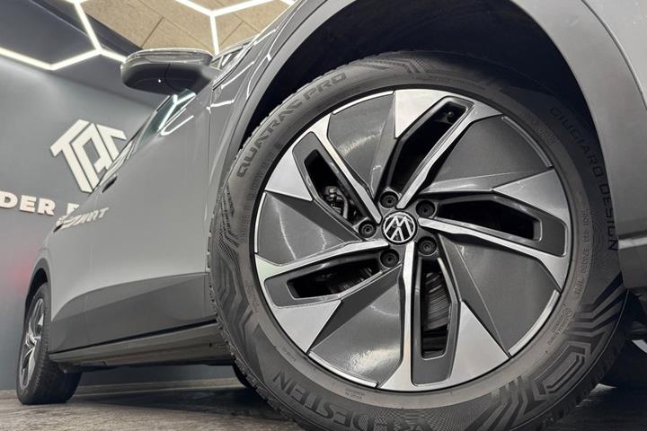 Grå VW ID.4 fra 2021