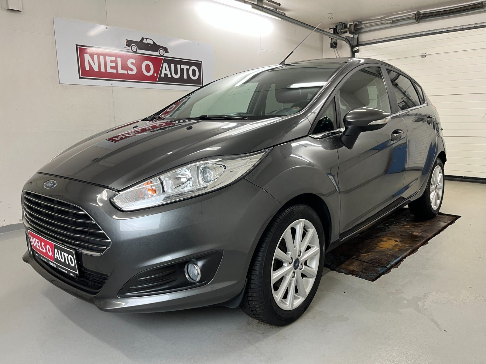 Grå Ford Fiesta fra 2016