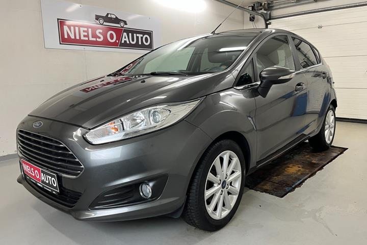 Grå Ford Fiesta fra 2016