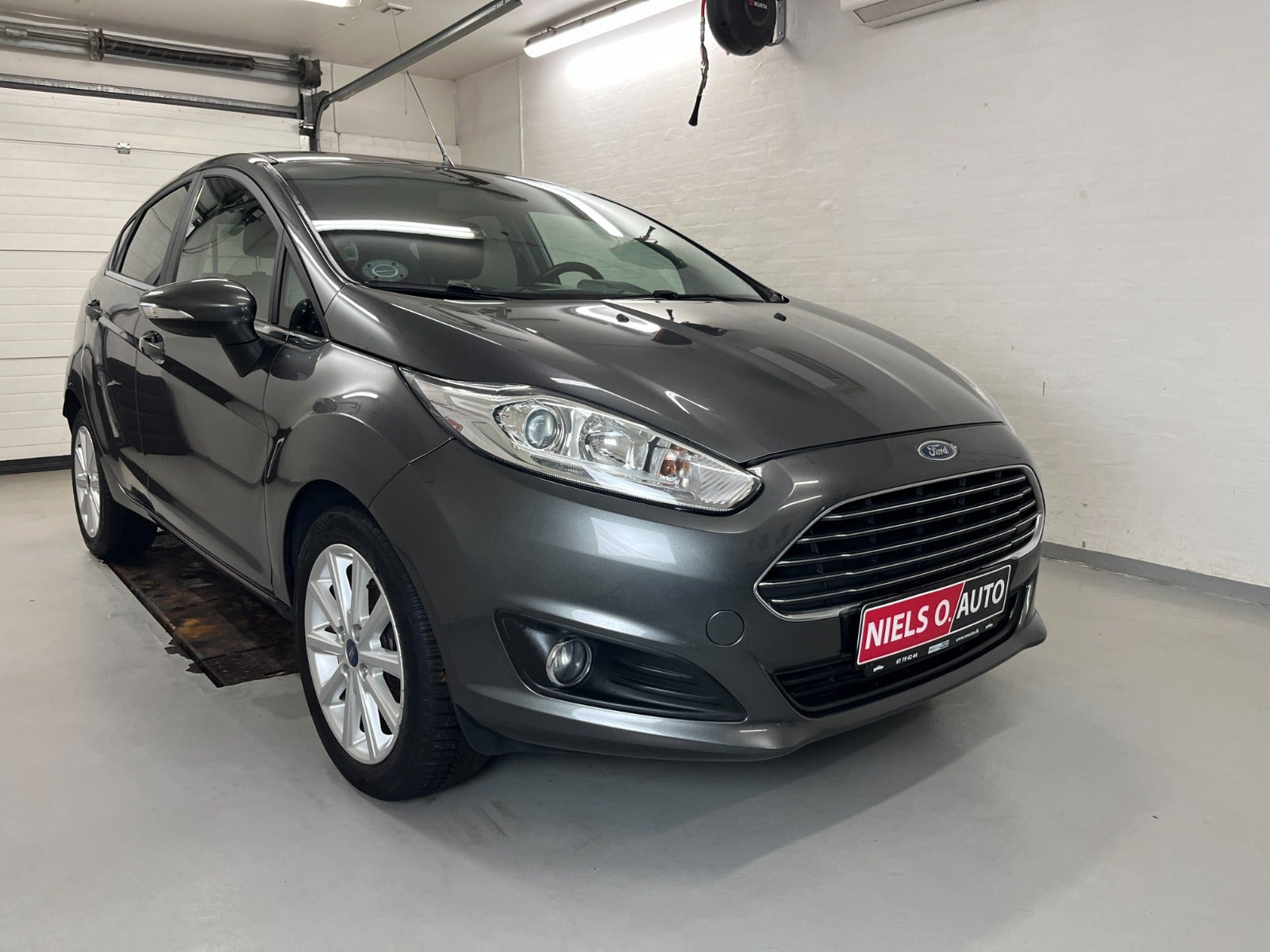 Grå Ford Fiesta fra 2016