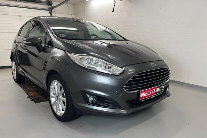 Grå Ford Fiesta fra 2016
