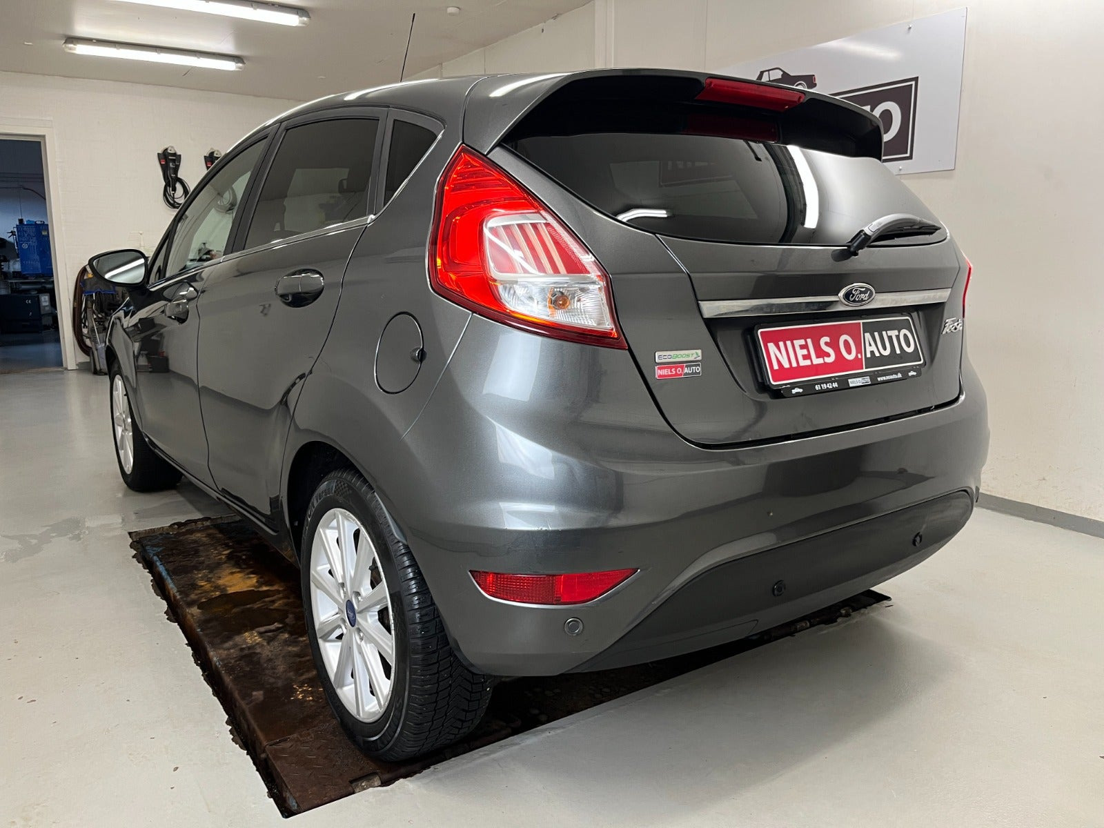 Grå Ford Fiesta fra 2016