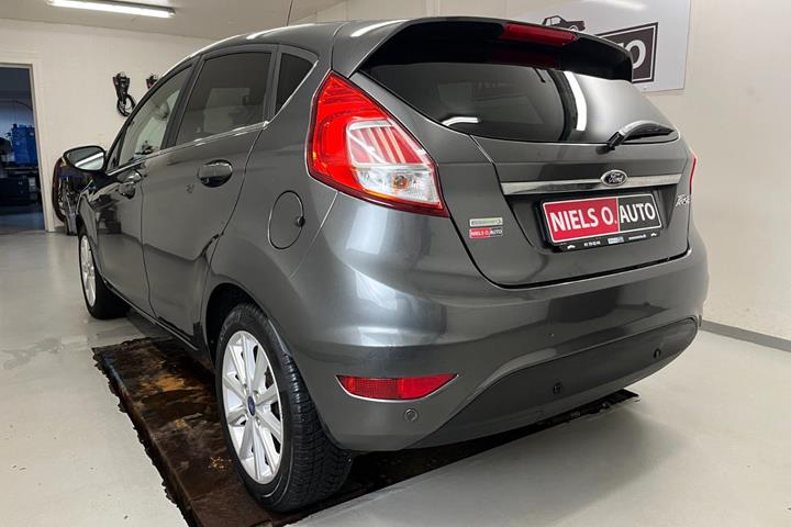 Grå Ford Fiesta fra 2016