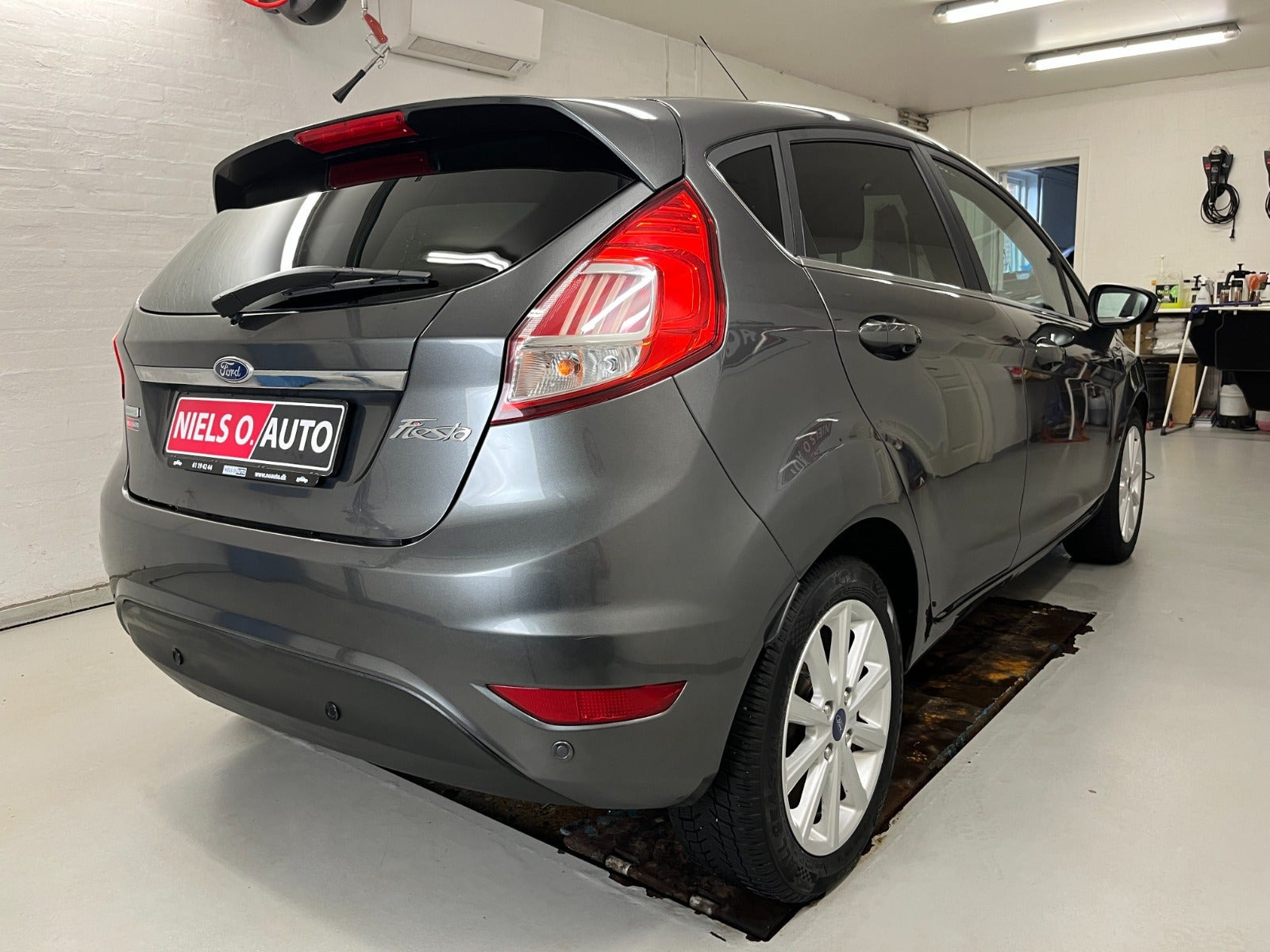 Grå Ford Fiesta fra 2016