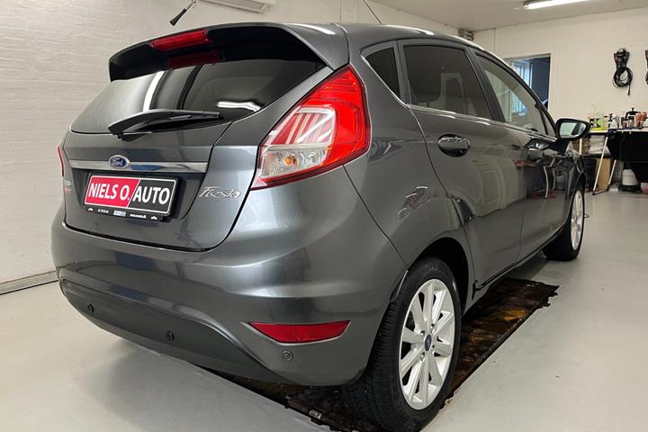 Grå Ford Fiesta fra 2016
