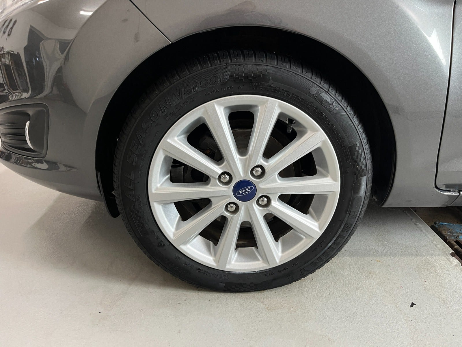 Grå Ford Fiesta fra 2016
