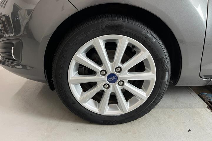 Grå Ford Fiesta fra 2016