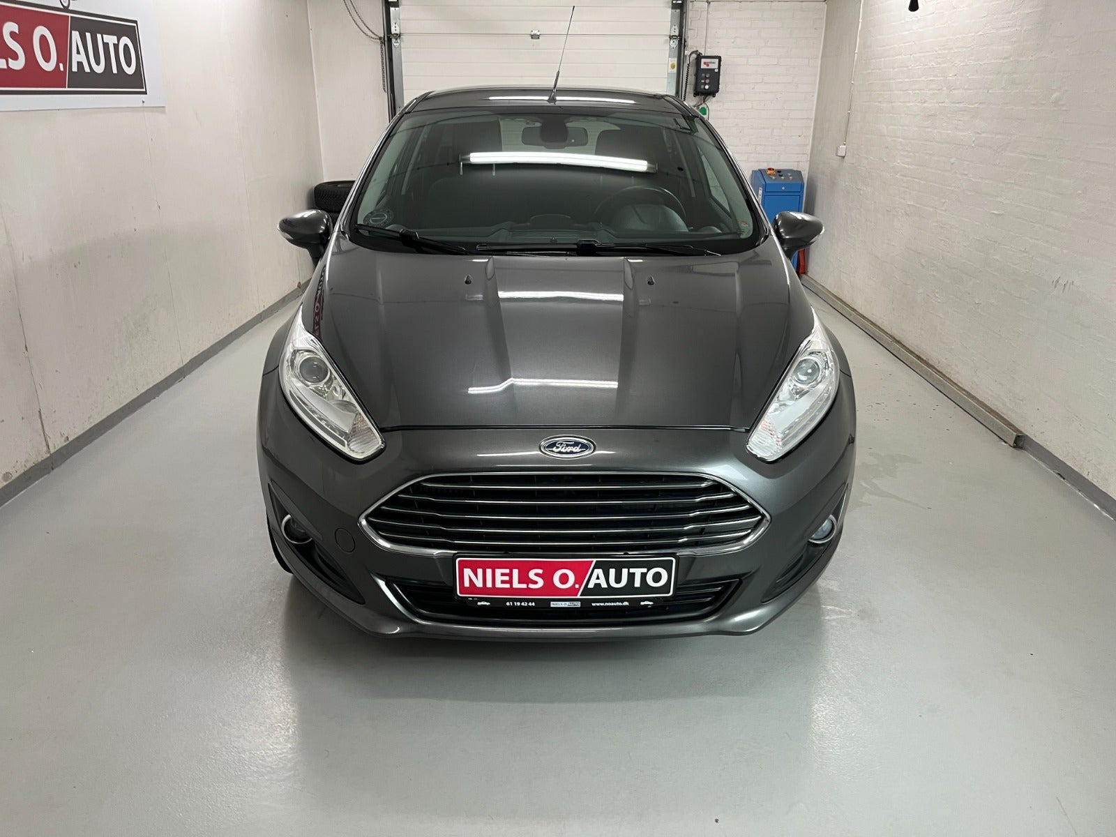 Grå Ford Fiesta fra 2016