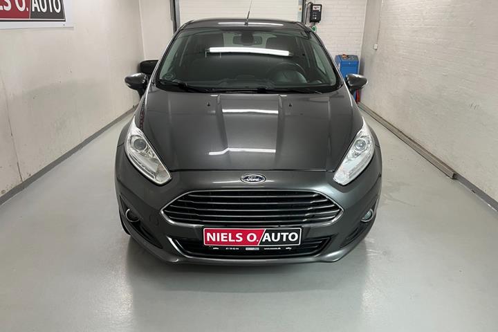 Grå Ford Fiesta fra 2016
