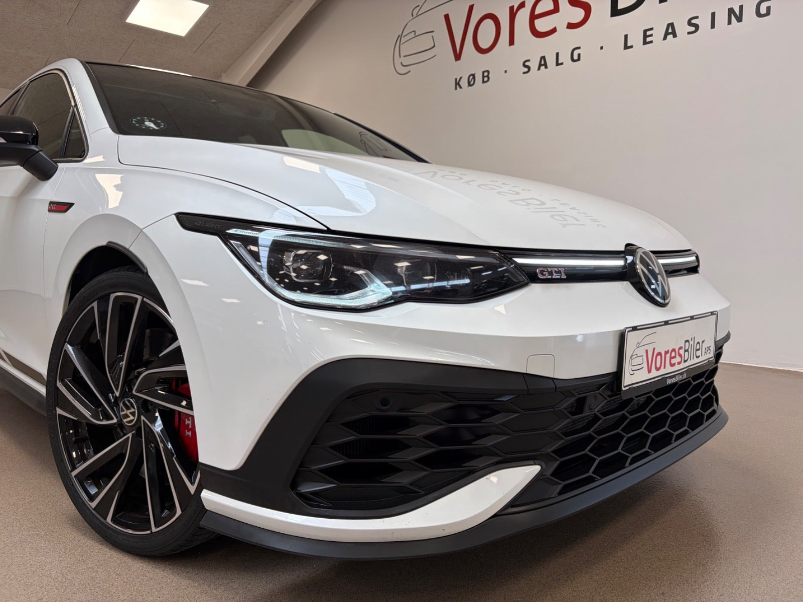 Hvid VW Golf VIII fra 2023