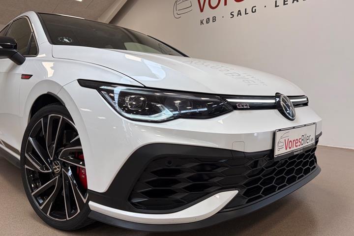 Hvid VW Golf VIII fra 2023