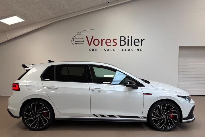 Hvid VW Golf VIII fra 2023