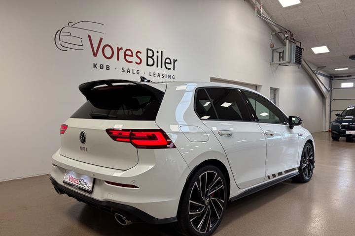 Hvid VW Golf VIII fra 2023