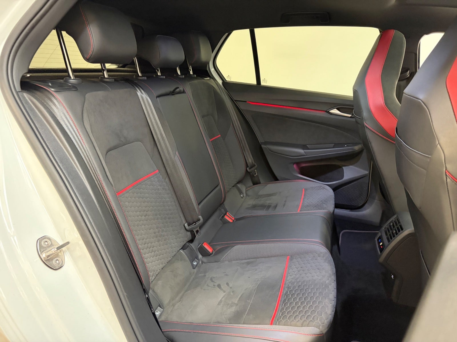 Hvid VW Golf VIII fra 2023