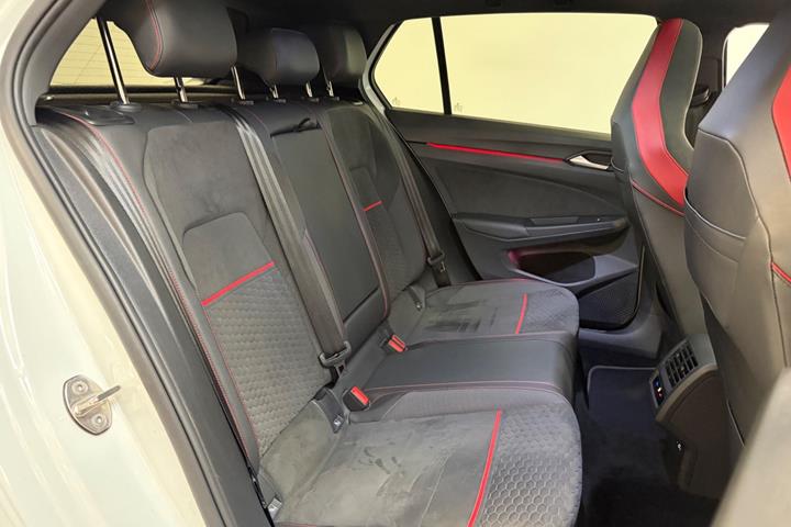 Hvid VW Golf VIII fra 2023