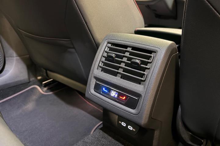 Hvid VW Golf VIII fra 2023
