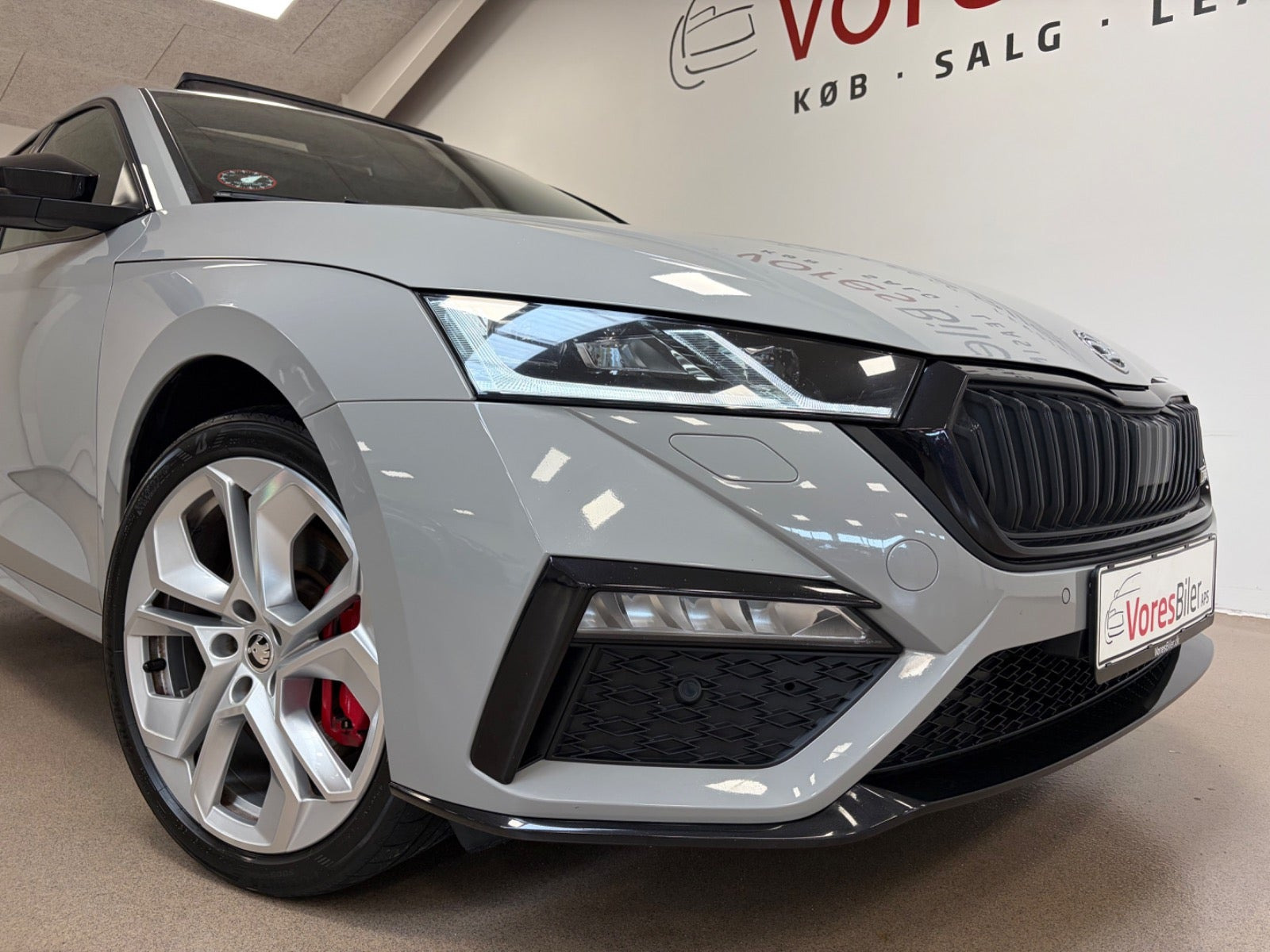 Grå Skoda Octavia fra 2021
