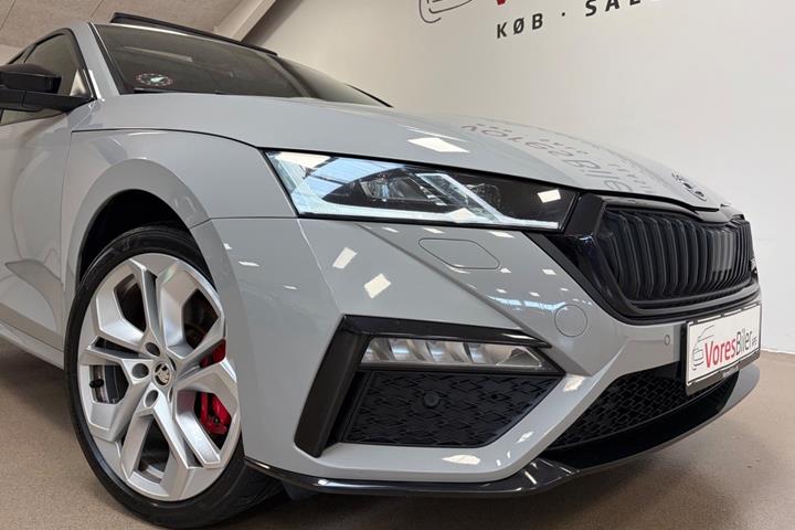 Grå Skoda Octavia fra 2021