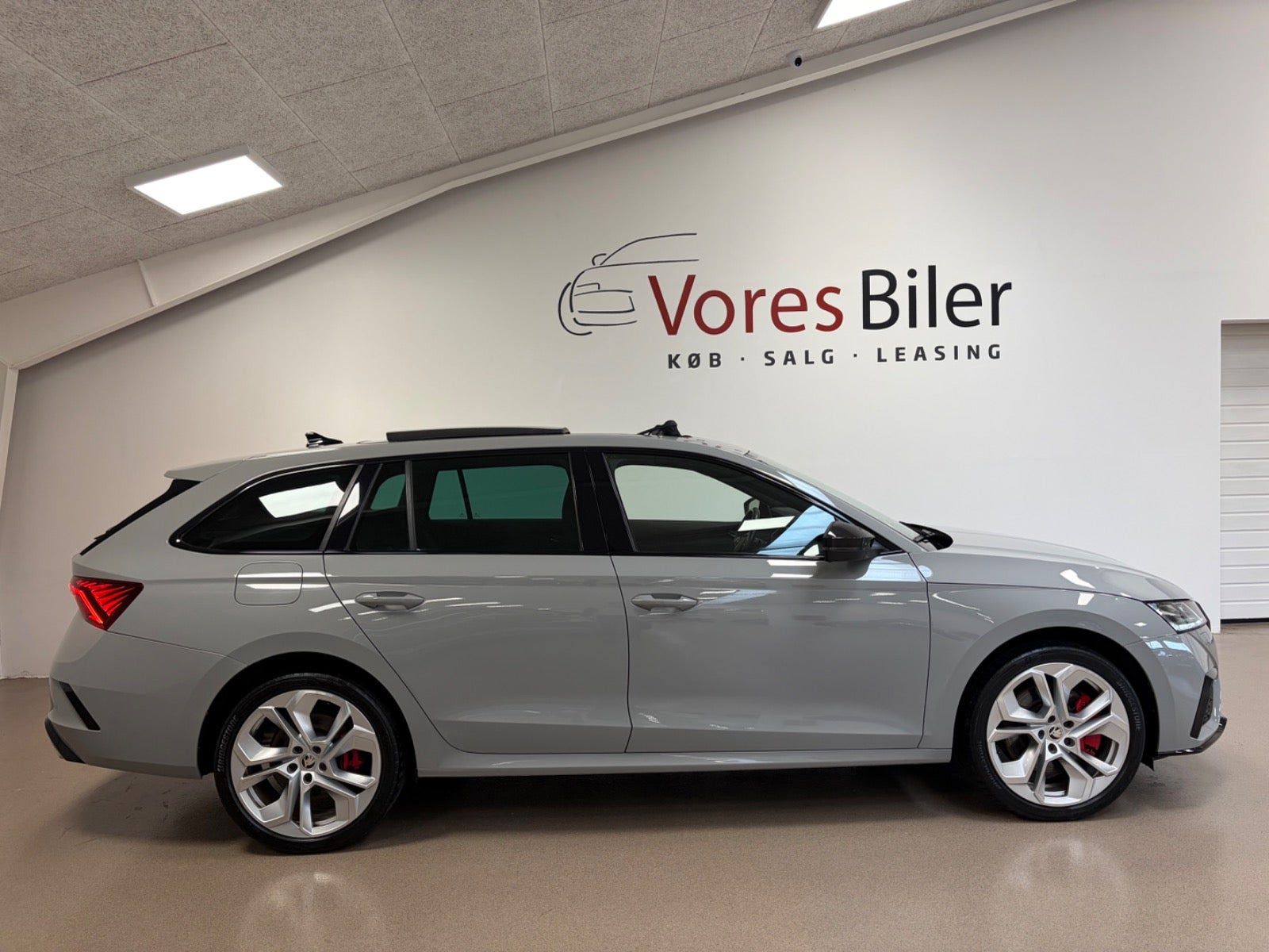 Grå Skoda Octavia fra 2021