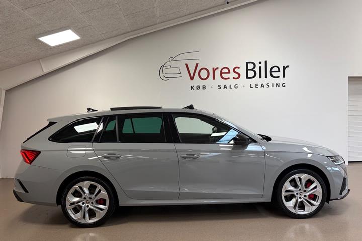 Grå Skoda Octavia fra 2021