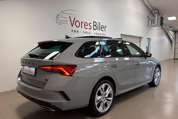 Grå Skoda Octavia fra 2021