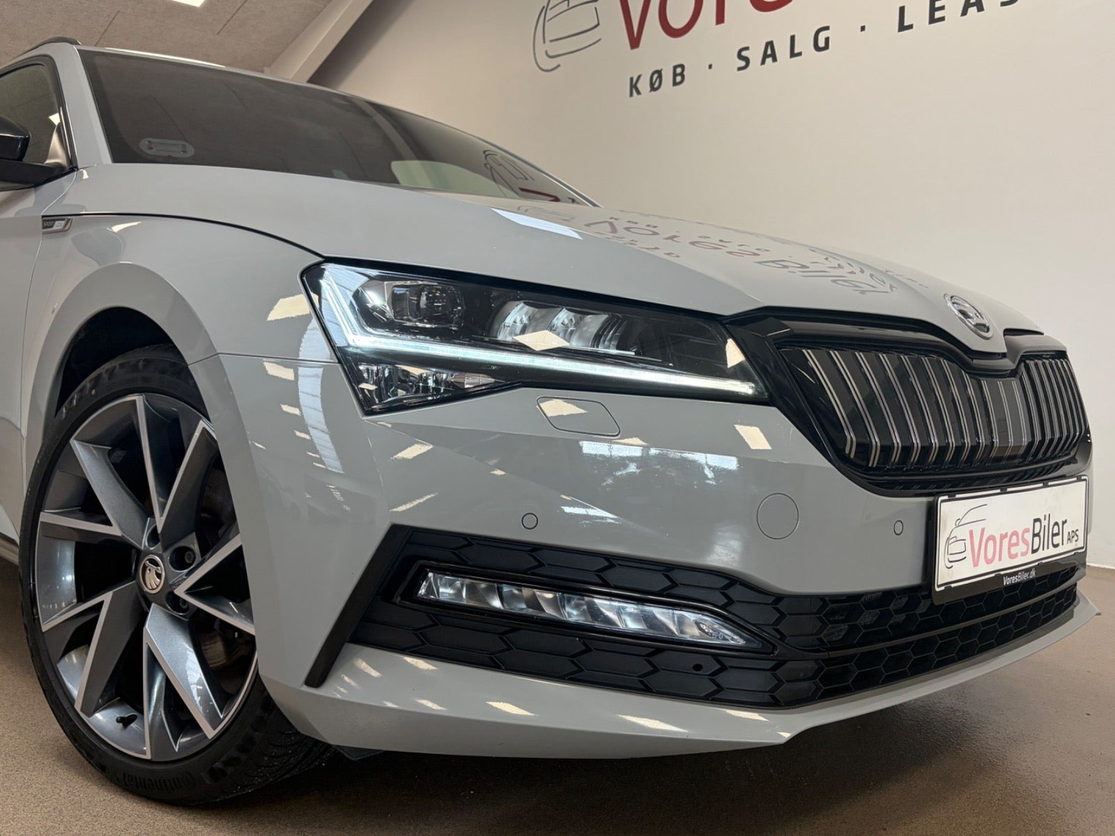 Grå Skoda Superb fra 2020