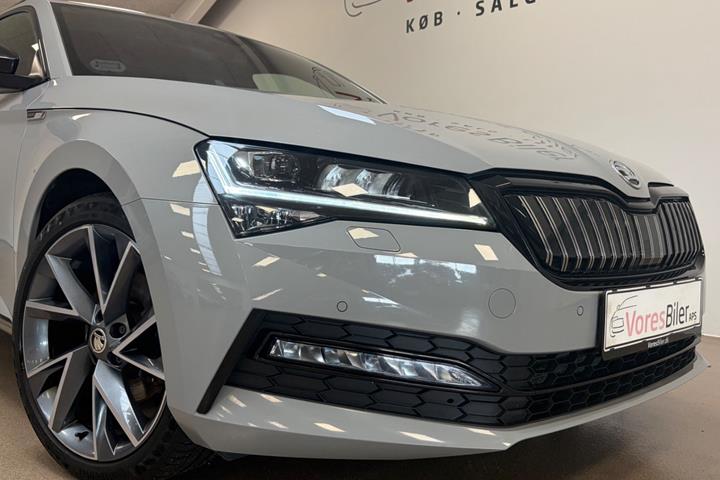 Grå Skoda Superb fra 2020