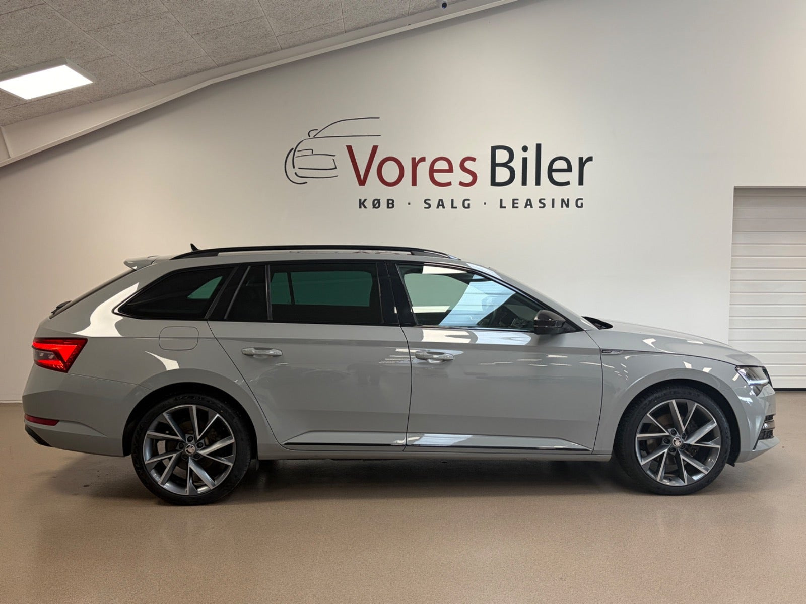 Grå Skoda Superb fra 2020