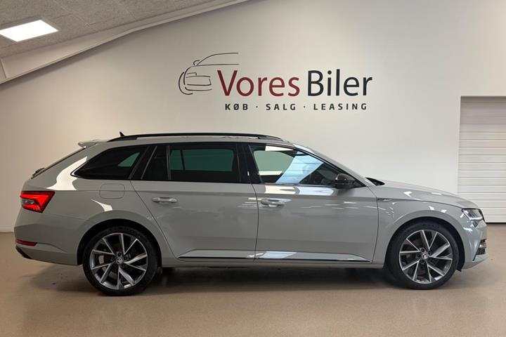 Grå Skoda Superb fra 2020