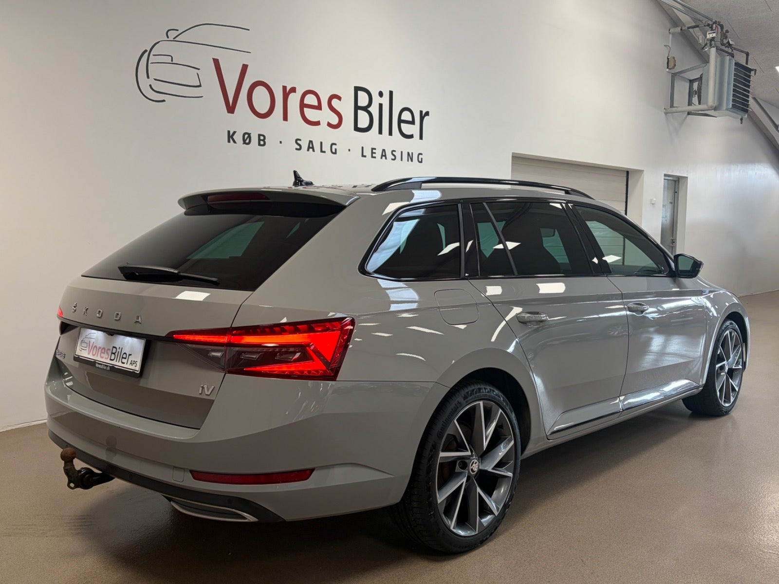Grå Skoda Superb fra 2020
