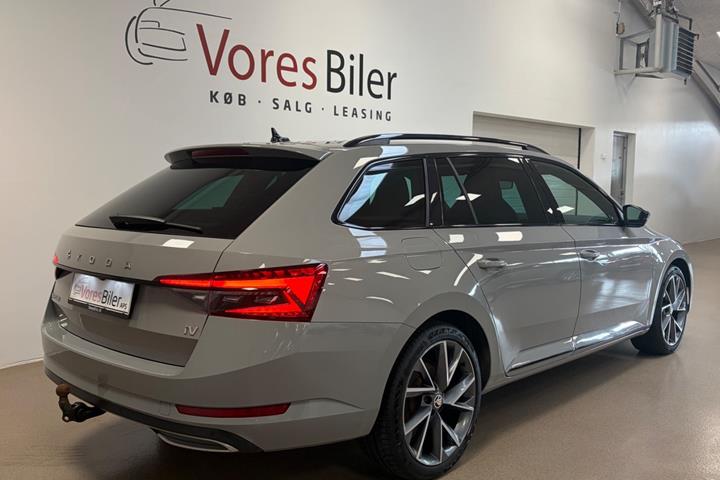 Grå Skoda Superb fra 2020