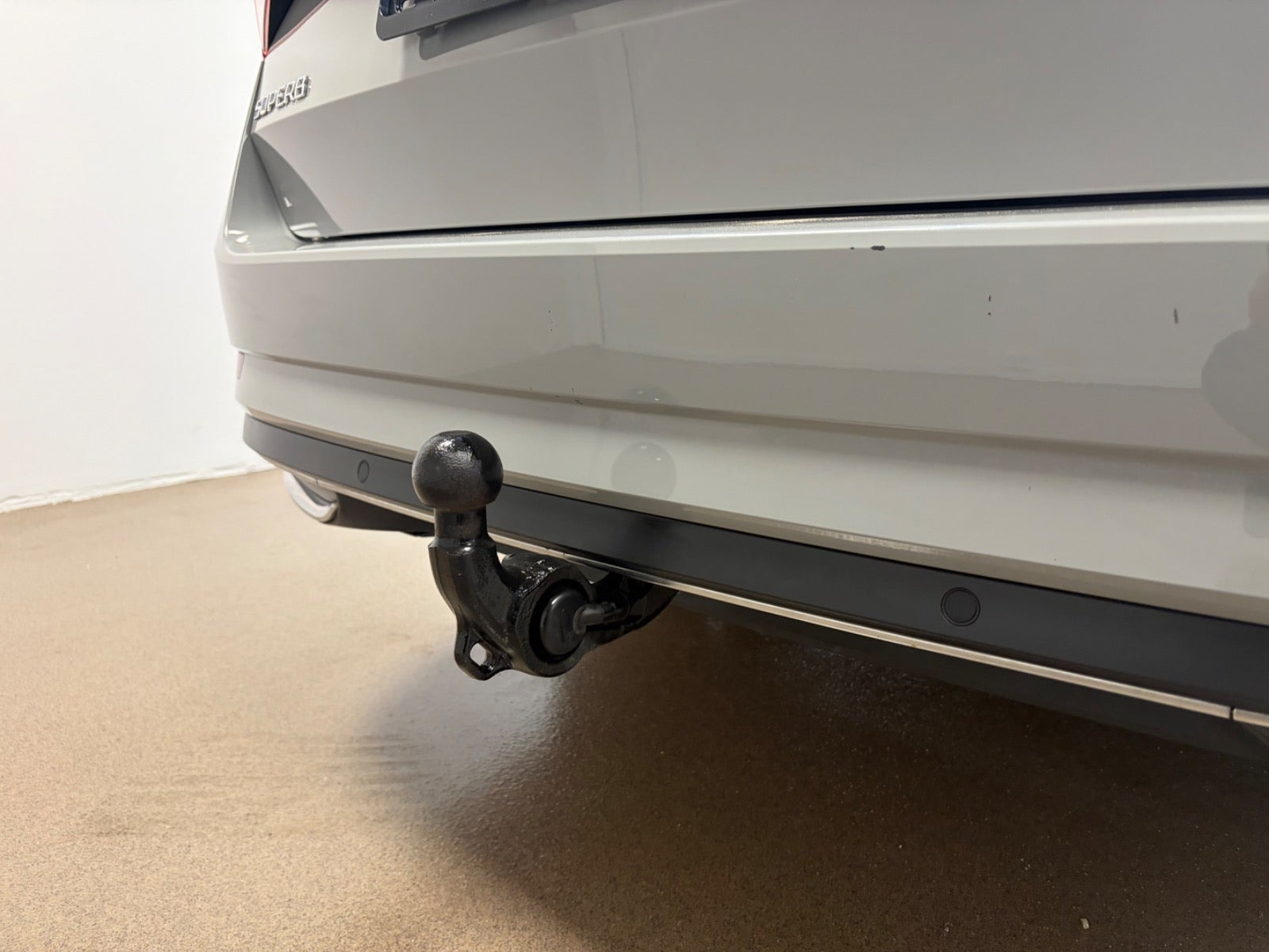 Grå Skoda Superb fra 2020
