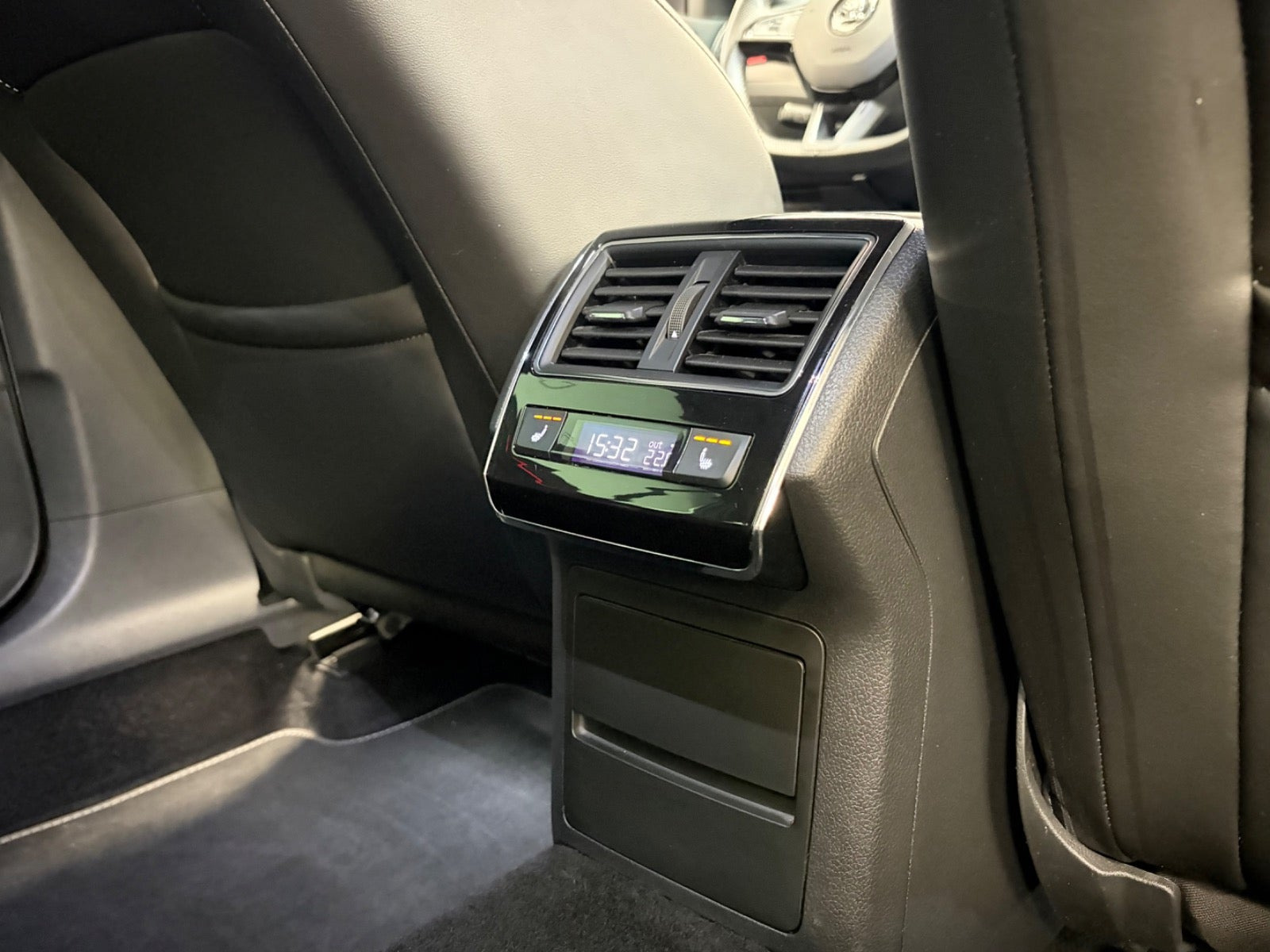 Grå Skoda Superb fra 2020