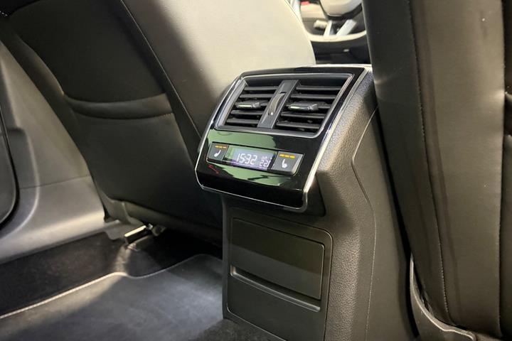 Grå Skoda Superb fra 2020