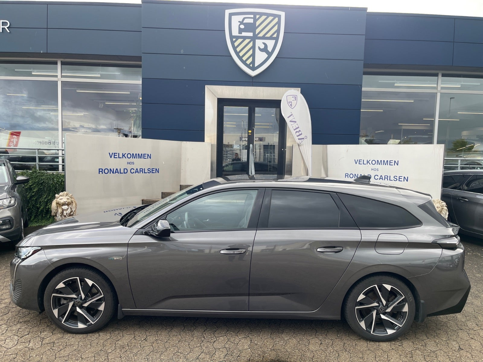 Grå Peugeot 308 fra 2022