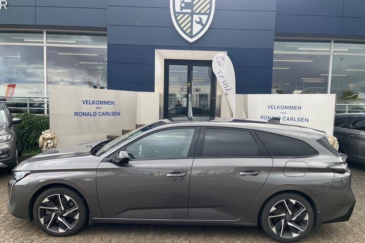 Grå Peugeot 308 fra 2022