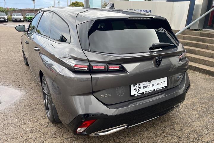 Grå Peugeot 308 fra 2022