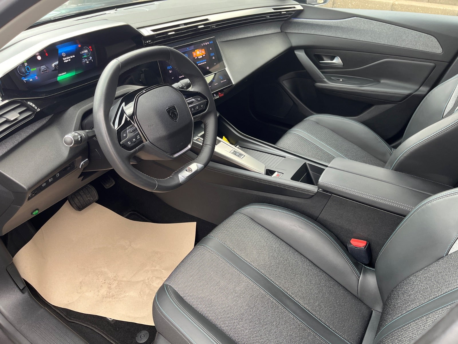 Grå Peugeot 308 fra 2022