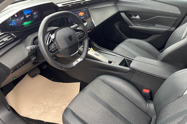 Grå Peugeot 308 fra 2022