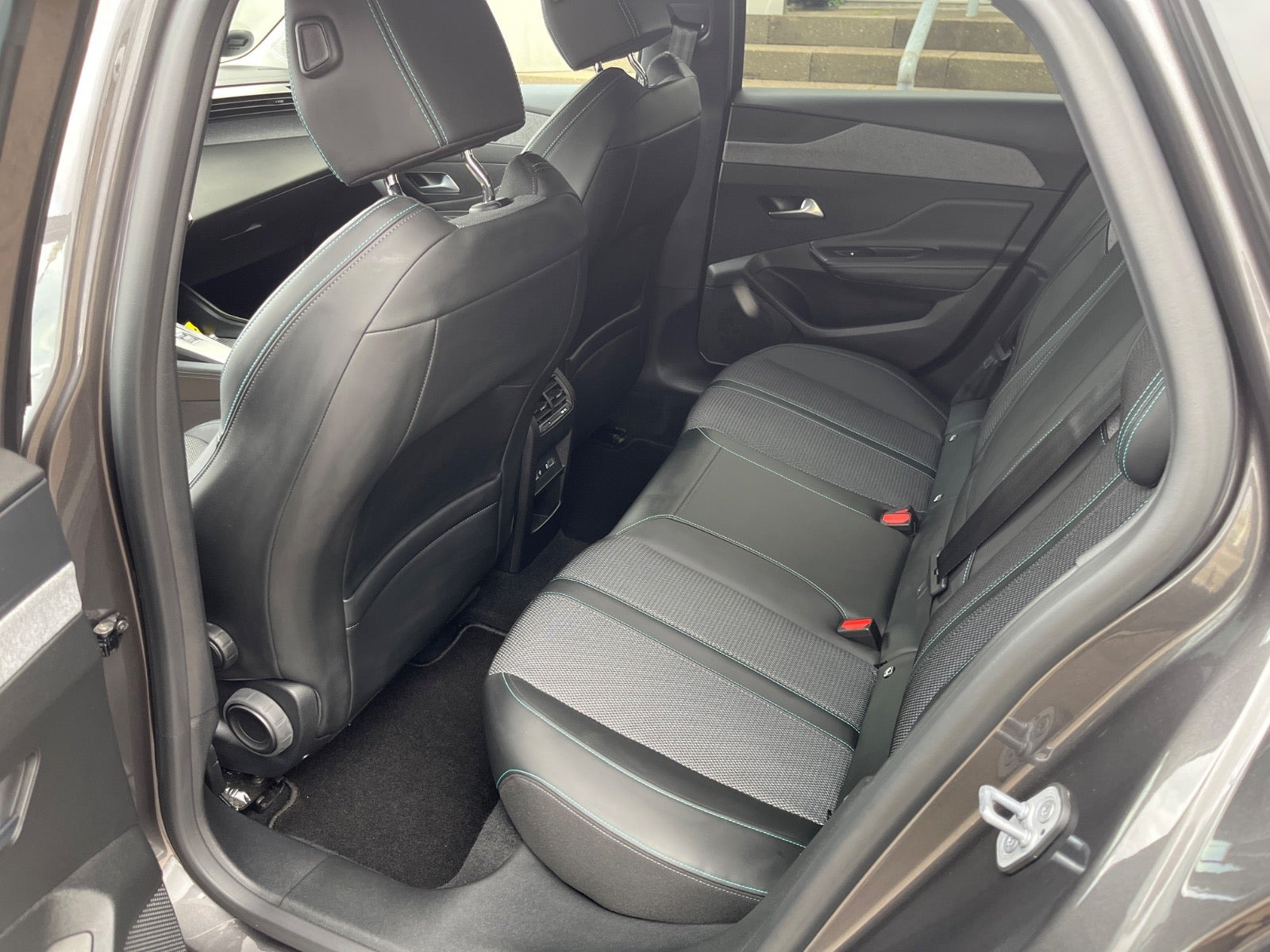 Grå Peugeot 308 fra 2022