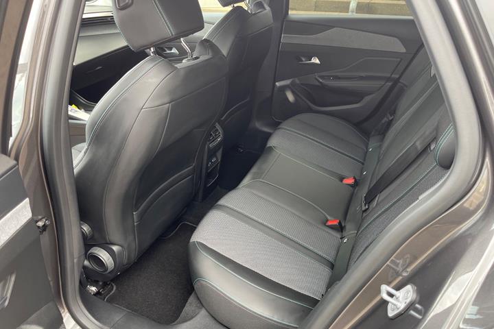 Grå Peugeot 308 fra 2022