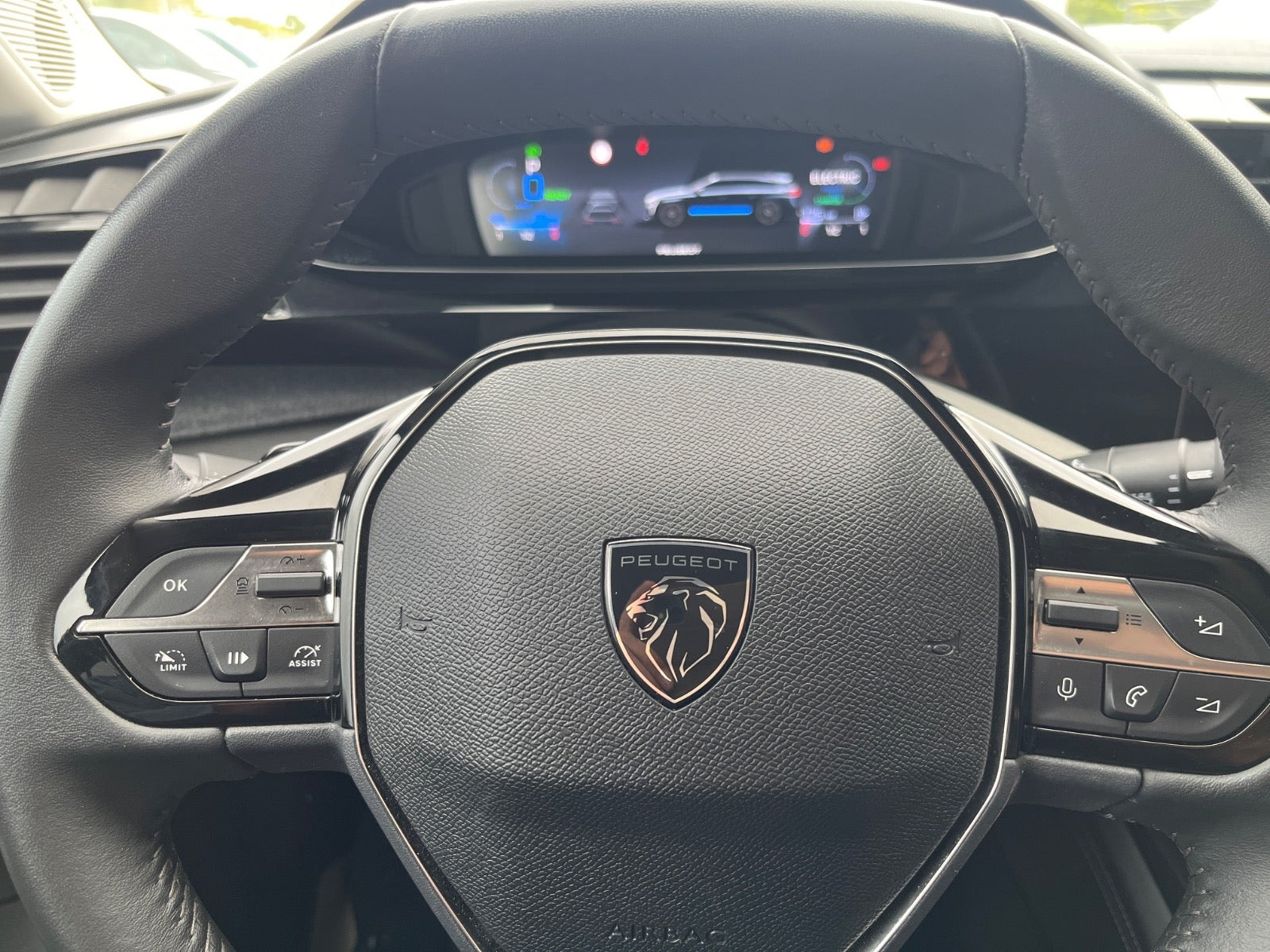 Grå Peugeot 308 fra 2022